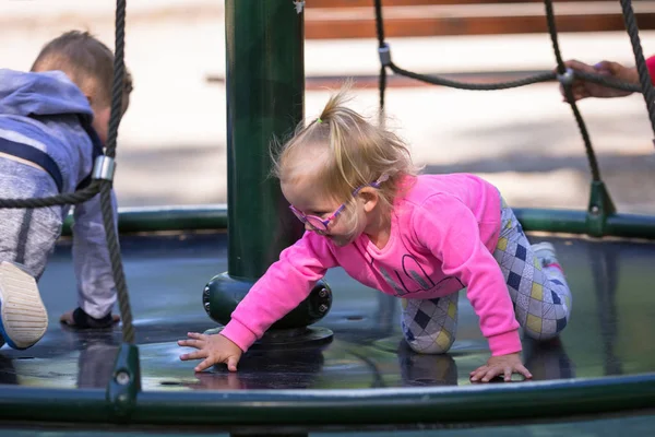 Crianças Gêmeas Divertindo Parque Infantil — Fotografia de Stock