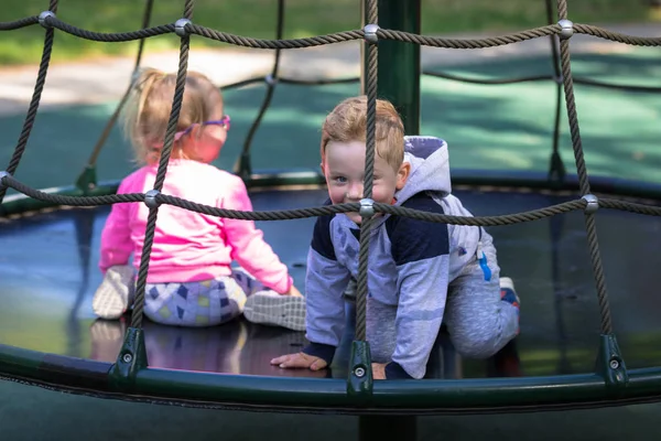 Crianças Gêmeas Divertindo Parque Infantil — Fotografia de Stock