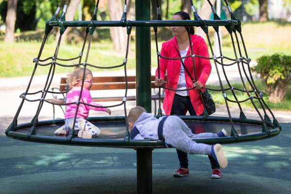 Crianças Gêmeas Divertindo Parque Infantil — Fotografia de Stock