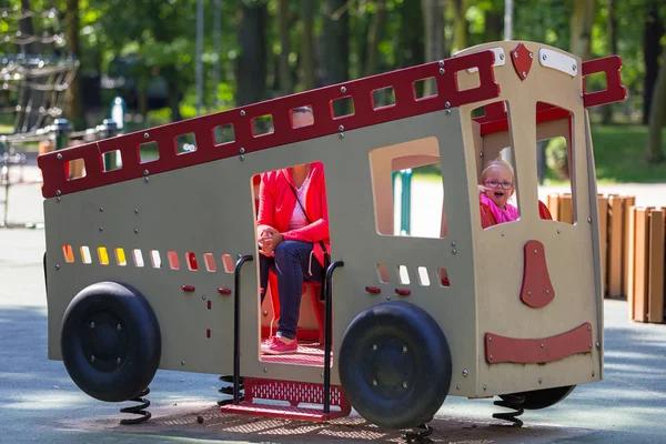 Menina Divertindo Playground — Fotografia de Stock