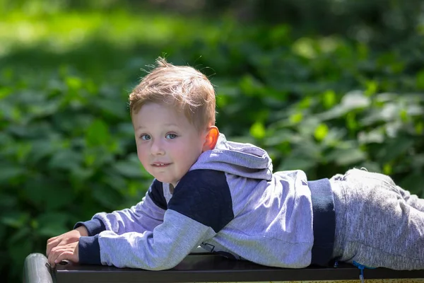 Мальчик Веселится Детской Площадке — стоковое фото