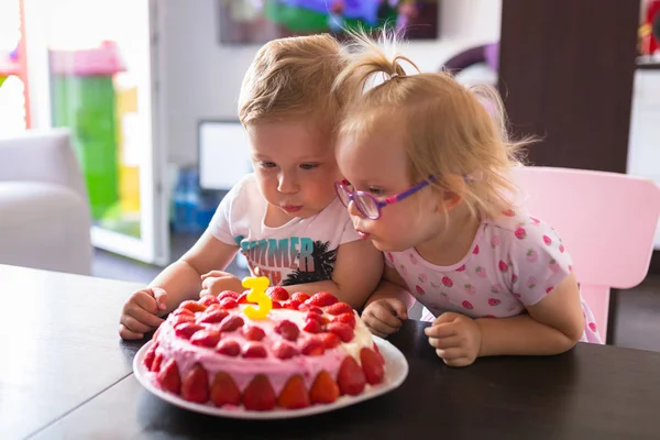Tredje Födelsedagen Pojke Och Flicka Tvillingar Med Tårta Och Ljus — Stockfoto