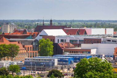 Gdansk, Polonya - 30 Mayıs 2018: Yeni şehir merkezi Gdansk, Gdansk, Polonya Forum Alışveriş merkezi inşa edilmiş. Gdansk tarihi Lehçe Pomerania ortaçağ eski şehir mimarisi ile başkentidir.