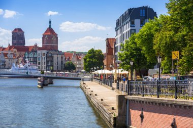 Gdansk, Polonya - 30 Mayıs 2018: Eski şehir, Gdansk Motlawa Nehri'nde yansıması ile. Gdansk tarihi Lehçe Pomerania ortaçağ eski şehir mimarisi ile başkentidir.