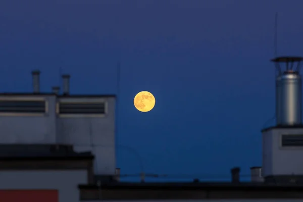 Luna Llena Sobre Techo Casa — Foto de Stock