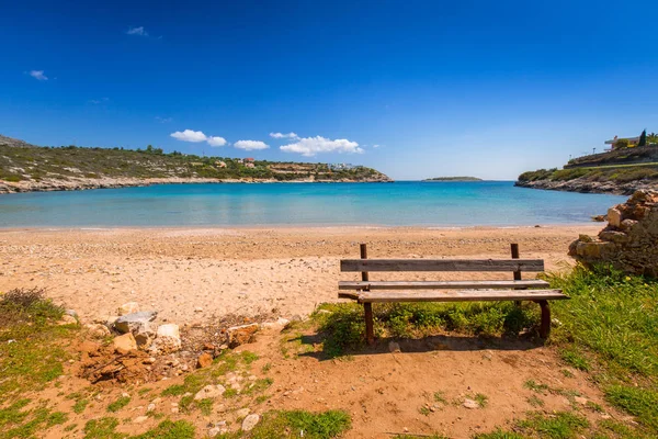 クレタ島 ギリシャでマラーティー語湾ビーチで空のベンチ — ストック写真