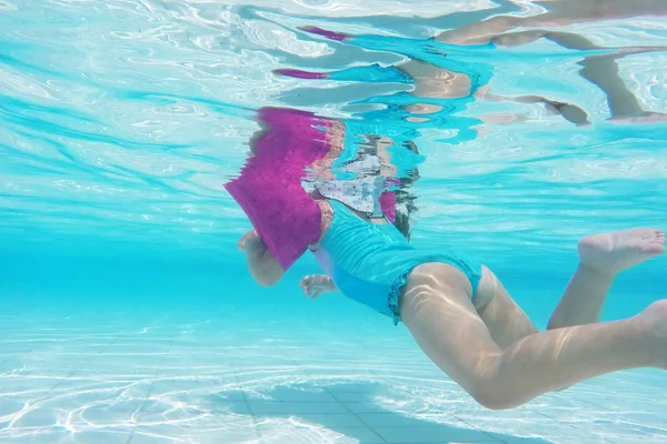 Bambina Nuotare Bracciali Vacanza Estiva — Foto Stock
