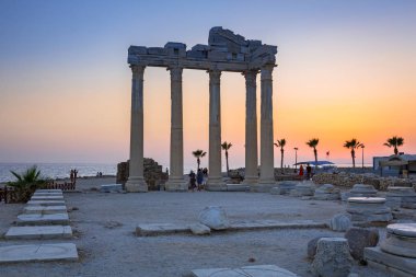 Günbatımı, Türkiye'nin yanında Apollon Tapınağı
