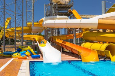 Baba ve küçük oğlu eğleniyor kaydırağı üzerinde güneş tatil sırasında