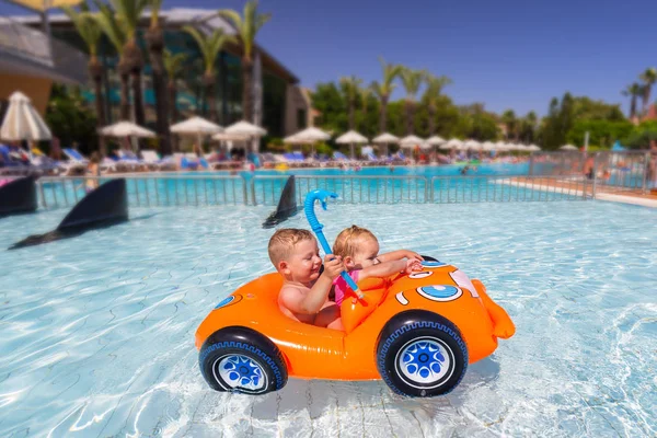 Gemelos Felices Nadando Coche Inflable Vacaciones Verano — Foto de Stock