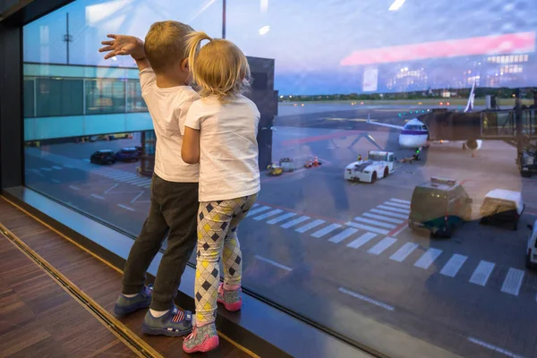 Μικρό Αγόρι Και Κορίτσι Περιμένει Επιβίβασης Στο Αεροδρόμιο — Φωτογραφία Αρχείου
