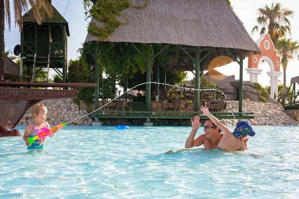 Familia Feliz Divirtiéndose Piscina Las Vacaciones Verano — Foto de Stock