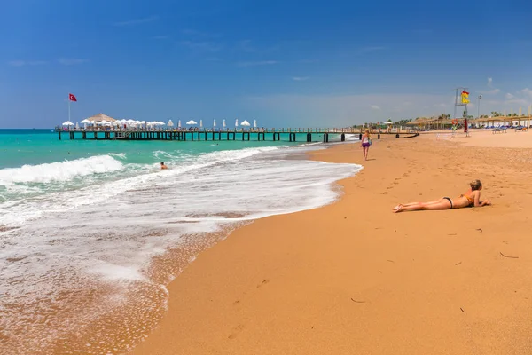 Side Turkije Juni 2018 Mensen Het Strand Van Turkse Rivièra — Stockfoto