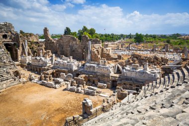 Antik Roma Tiyatrosu yanında, Türkiye'de Mimarlık