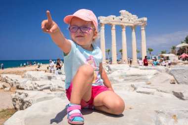 Küçük kız ziyaret antik kalıntıları Apollo Tapınağı, Side, Türkiye