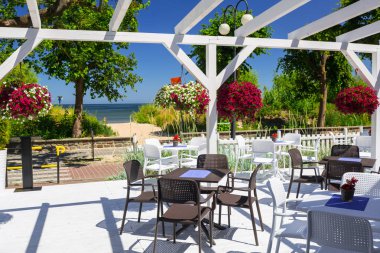 Güzel beyaz teras bahçe denizin kenarında