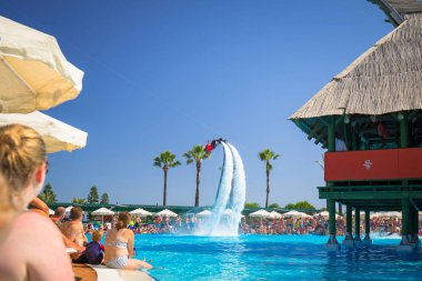 Side, Türkiye - 8 Haziran 2018: Flyboard Tt Pegasos World hotel Türkiye'de havuzu Show'da. Waterpark Pegasos World Hotel, Turkish Riviera adlı popüler bir turistik yer.