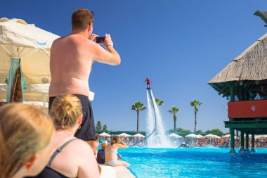 Side, Türkiye - 8 Haziran 2018: Flyboard Tt Pegasos World hotel Türkiye'de havuzu Show'da. Waterpark Pegasos World Hotel, Turkish Riviera adlı popüler bir turistik yer.