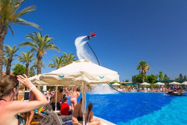 Side, Türkiye - 8 Haziran 2018: Flyboard Tt Pegasos World hotel Türkiye'de havuzu Show'da. Waterpark Pegasos World Hotel, Turkish Riviera adlı popüler bir turistik yer.