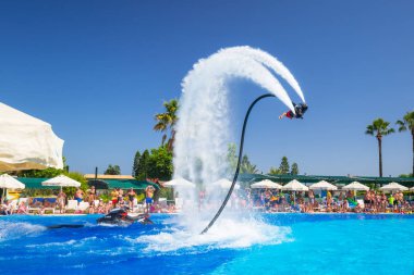 Side, Türkiye - 8 Haziran 2018: Flyboard Tt Pegasos World hotel Türkiye'de havuzu Show'da. Waterpark Pegasos World Hotel, Turkish Riviera adlı popüler bir turistik yer.