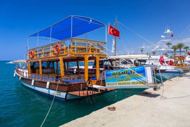 Side, Türkiye - 8 Haziran 2018: Balıkçı tekneleri liman tarafı, Türkiye'de. Yan Türkiye Güney Akdeniz sahil üzerinde Antik Yunan kentidir.