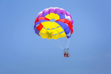 Side, Türkiye - 12 Haziran 2018: Side, Türkiye yakın Türk Rivierası üzerinde parasailing üzerinde turist. Parasailing popüler yaz aktivitesi nereye insanlar deniz kenarındaki bir tekne arkasında çekili olduğunu.