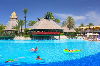 Side, Türkiye - 12 Haziran 2018: Güzel havuz alanı Tt Pegasos World resort Side, Türkiye yakın. Pegasos World Hotel 4 yıldızlı tesistir 9600 metrekare havuz alanları ile.