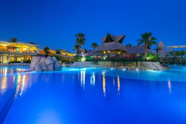 Side, Türkiye - 12 Haziran 2018: Gece, Türkiye yakın yan Tt Pegasos World resort güzel havuz alanı. Pegasos World Hotel 4 yıldızlı tesistir 9600 metrekare havuz alanları ile.