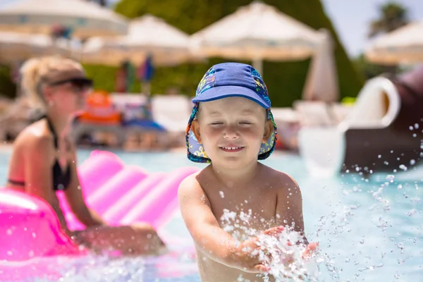 Glad Liten Pojke Stänk Vatten Vid Poolen Sommarlovet — Stockfoto