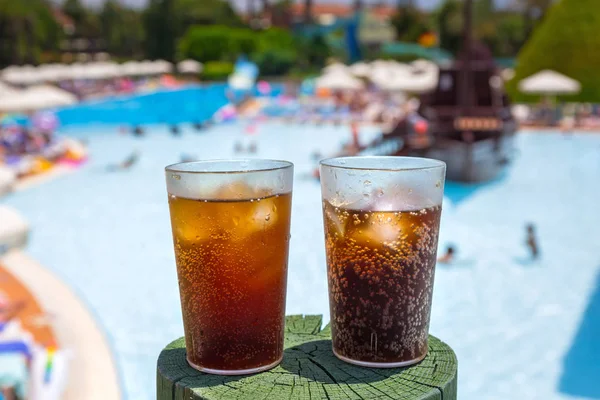 Bicchieri Con Cola Ghiaccio Piscina Durante Vacanze Estive — Foto Stock