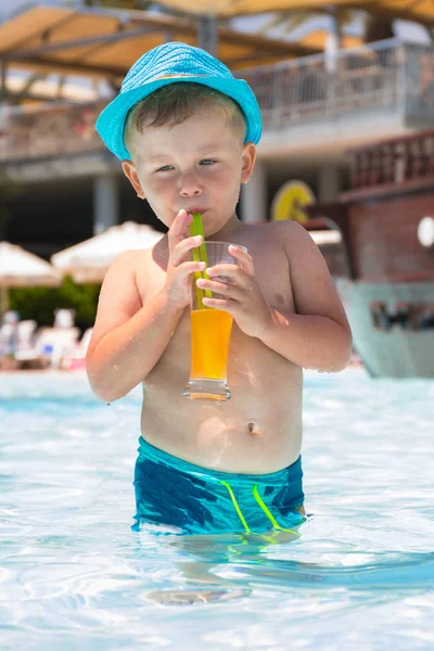 Liten Pojke Dricka Saft Vid Poolen Sommarlovet — Stockfoto
