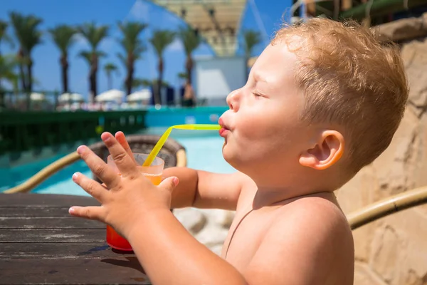 Liten Pojke Dricka Saft Vid Poolen Sommarlovet — Stockfoto