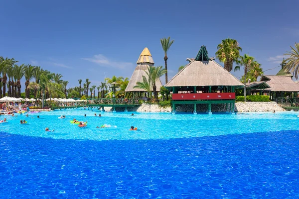 土耳其 2018年6月12日 美丽的水池区域 Pegasos 世界度假村附近 土耳其 Pegasos 世界大酒店是一家4星级度假村 拥有9600平方米的游泳池区 — 图库照片