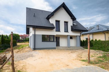 Yeni bitmiş sıva ve boya ile ev inşa edilmiş