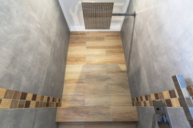 Evin içinde yeni bir banyo var. Ahşap desenli gri beton kiremitler.