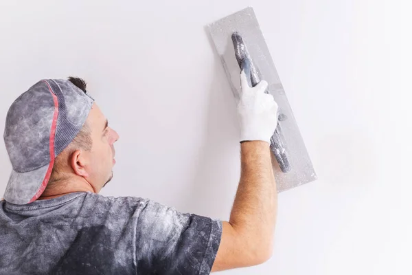 Gipser Tragen Gipsputz Auf Die Wand Auf Haussanierungskonzept — Stockfoto