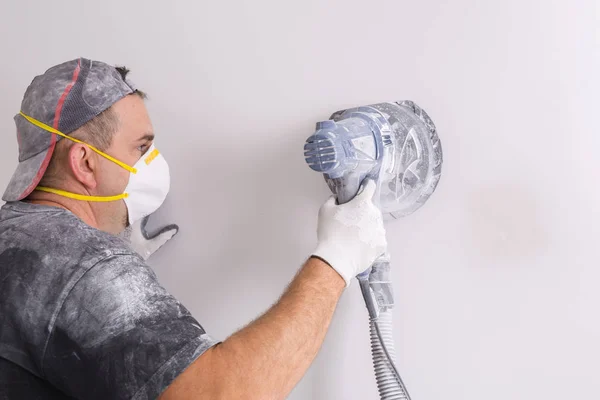 Gipser Mit Staubmaske Poliert Eine Wand Mit Schleifmaschine Haussanierungskonzept — Stockfoto