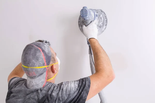 Gipser Mit Staubmaske Poliert Eine Wand Mit Schleifmaschine Haussanierungskonzept — Stockfoto