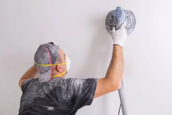 Gipser Mit Staubmaske Poliert Eine Wand Mit Schleifmaschine Haussanierungskonzept — Stockfoto