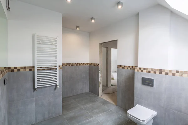 Nuevo Baño Interior Casa Azulejos Hormigón Gris Con Decoración Madera —  Fotos de Stock