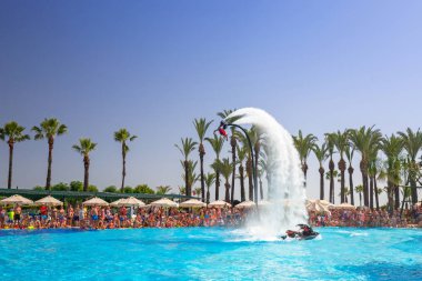 Side, Türkiye - 8 Haziran 2018: Flyboard Tt Pegasos World hotel Türkiye'de havuzu Show'da. Waterpark Pegasos World Hotel, Turkish Riviera adlı popüler bir turistik yer.