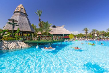 Side, Türkiye - 8 Haziran 2018: Güzel havuz alanı Tt Pegasos World resort Side, Türkiye yakın. Pegasos World Hotel 4 yıldızlı tesistir 9600 metrekare havuz alanları ile.