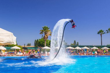 Side, Türkiye - 8 Haziran 2018: Flyboard Tt Pegasos World hotel Türkiye'de havuzu Show'da. Waterpark Pegasos World Hotel, Turkish Riviera adlı popüler bir turistik yer.