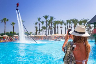 Side, Türkiye - 8 Haziran 2018: Flyboard Tt Pegasos World hotel Türkiye'de havuzu Show'da. Waterpark Pegasos World Hotel, Turkish Riviera adlı popüler bir turistik yer.