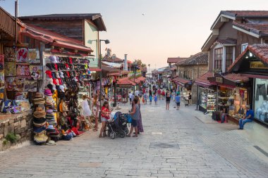 Side, Türkiye - 8 Haziran 2018: Kişiye yan kentindeki Türkiye alışveriş alanda. Yan Türkiye Güney Akdeniz sahil üzerinde Antik Yunan kentidir.