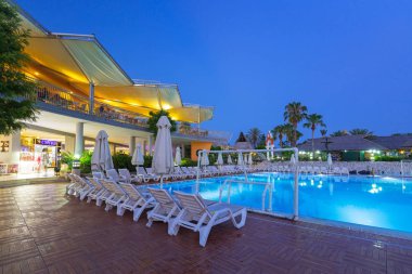 Side, Türkiye - 9 Haziran 2018: Gece, Türkiye yakın yan Tt Pegasos World resort güzel havuz alanı. Pegasos World Hotel 4 yıldızlı tesistir 9600 metrekare havuz alanları ile.