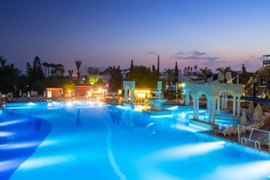 Side, Türkiye - 9 Haziran 2018: Gece, Türkiye yakın yan Tt Pegasos World resort güzel havuz alanı. Pegasos World Hotel 4 yıldızlı tesistir 9600 metrekare havuz alanları ile.