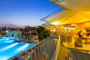 Side, Türkiye - 9 Haziran 2018: Gece, Türkiye yakın yan Tt Pegasos World resort güzel havuz alanı. Pegasos World Hotel 4 yıldızlı tesistir 9600 metrekare havuz alanları ile.