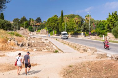 Side, Türkiye - 11 Haziran 2018: İnsanlar yan kasabaya güneşli gün, Türkiye'nin ana yolda. Yan Türkiye Güney Akdeniz sahil üzerinde Antik Yunan kentidir.