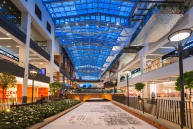 Gdansk, Polonya - 12 Temmuz 2018: Yeni Forum Alışveriş Merkezi Şehir Merkezi Gdansk, Gdansk, Polonya mimarisi. Gdansk tarihi Lehçe Pomerania ortaçağ eski şehir mimarisi ile başkentidir.